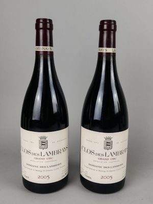 deux bouteilles de vin rouge posées l'une à côté de l'autre sur une table