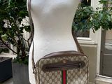 Sac à bandoulière Guccissi posé sur un socle de mannequin