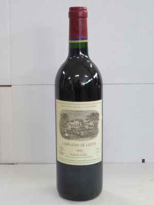 une bouteille de vin posée sur une table