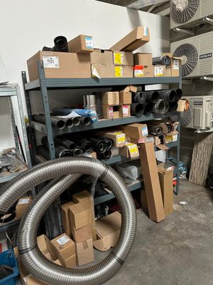 une pièce où se trouvent plusieurs cartons et un ventilateur