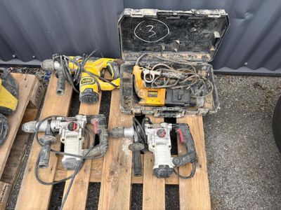 many tools that are sitting on a pallet