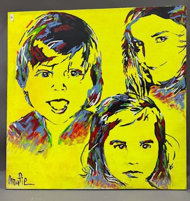 MALIE - Portrait de deux enfants et une femme fond jaune
