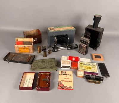 un grand nombre d'objets posés sur une table