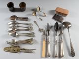plusieurs types d'argenterie sur la table
