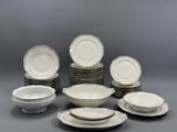 beaucoup d'assiettes et de bols sur la table