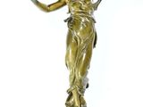 statue en bronze représentant une femme tenant un club de golf, sur fond blanc