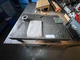 un établi contenant beaucoup d'outils
