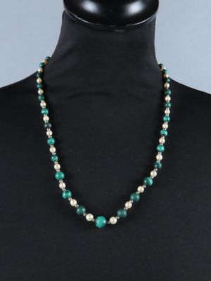 un collier de perles vertes et blanches sur un mannequin, un mannequin, un mannequin, un mannequin, un mannequin, un mannequin, un mannequin, un mannequin, un mannequin, un mannequin