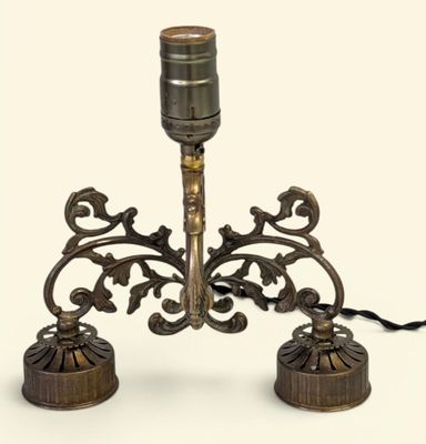 deux bougies posées sur une table