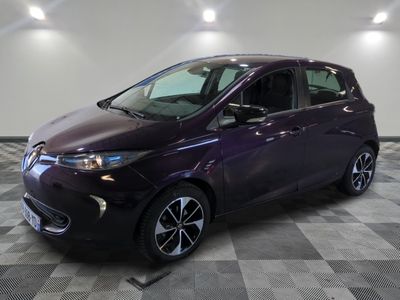 une photo d'une voiture violette dans un showroom