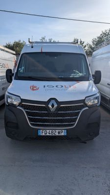 une camionnette blanche garée dans un parking à côté d'une camionnette blanche