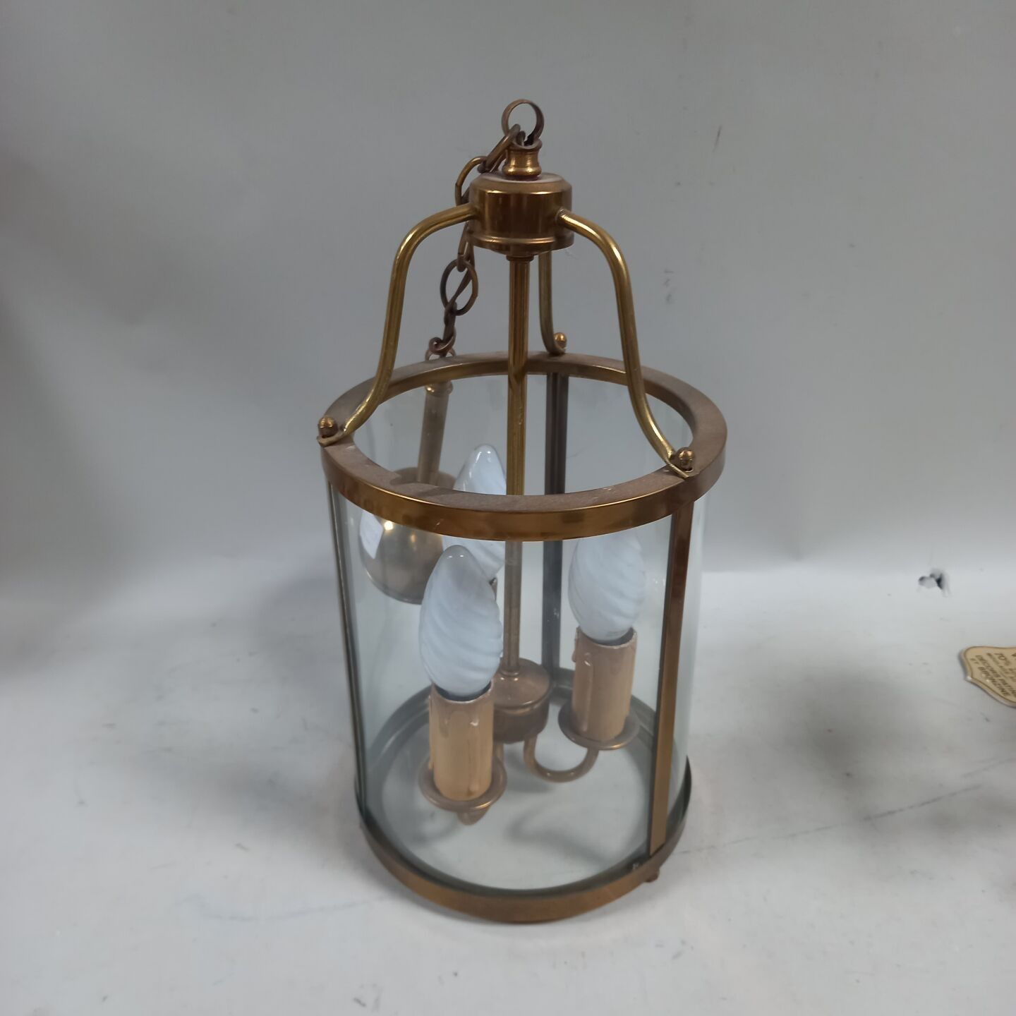 Suspension en forme de lanterne en bronze style Louis XVI .