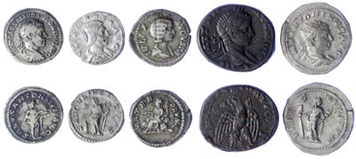 gros plan d'un paquet de pièces de monnaie sur une surface blanche