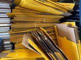 de nombreuses enveloppes jaunes empilées les unes sur les autres