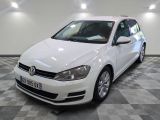une photo d'une Volkswagen Golf blanche dans un showroom