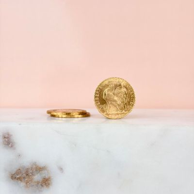a gold coin sitting on top of a marble counter