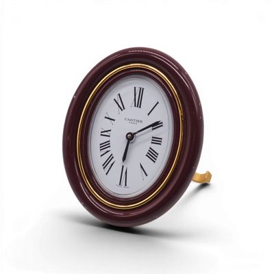 une petite horloge dont le cadran est orné de chiffres romains