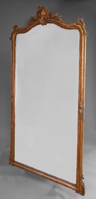 Important miroir en bois et stuc doré, légèrement mouvementé… - Photo 1