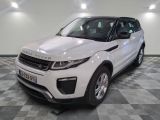 une photo d'un Land Rover blanc garé dans un garage