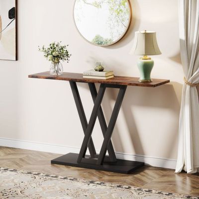 une photo d'un salon avec une table et un miroir