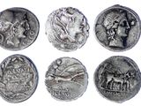 une image représentant une collection de pièces d'argent anciennes sur fond blanc