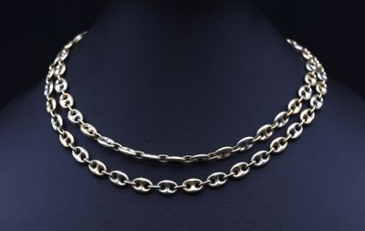 un gros plan sur un collier en argent porté par un mannequin mannequin mannequin mannequin mannequin mannequin mannequin manne