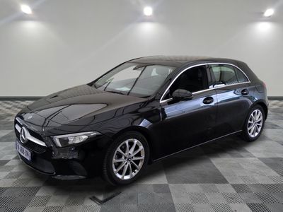 une photo d'une Mercedes CLA noire garée dans un garage