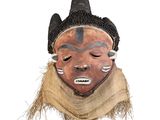 image d'un masque en bois sur un support sur fond blanc