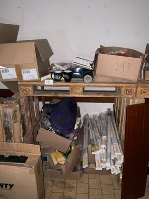 une pile de cartons posée sur une table dans un coin de la pièce