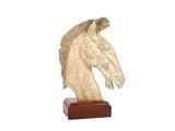 sculpture représentant une tête de cheval sur un socle en bois, sur fond blanc