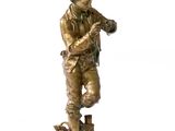 une statue en bronze représentant un garçon avec un oiseau sur l'épaule