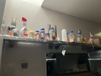 un comptoir de cuisine sur lequel sont posées de nombreuses bouteilles