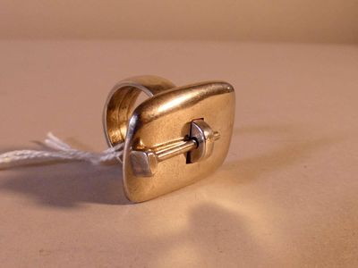 une boucle métallique à laquelle est attachée une corde