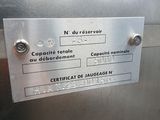 une plaque métallique fixée sur le côté d'une machine