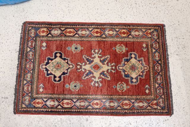Tapis noué main en laine. 70 X 110 cm