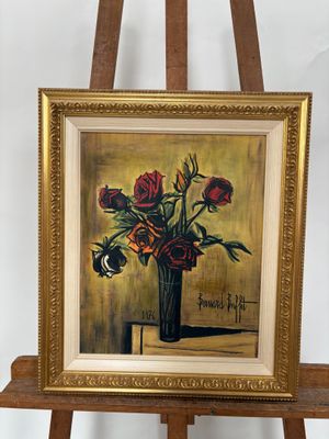 un tableau représentant des roses dans un vase posé sur un chevalet