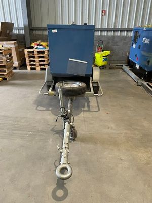 une photo d'une machine dans un entrepôt avec des palettes