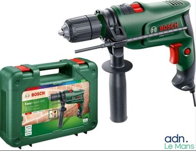 une perceuse avec un boîtier vert et une poignée rouge