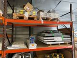 une multitude de cartons empilés sur une étagère dans un entrepôt