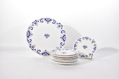 une pile d'assiettes ornées de motifs bleus et blancs