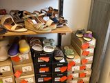 de nombreuses boîtes de chaussures sur les étagères de la pièce