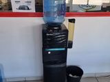 un distributeur d'eau dans un coin d'un magasin