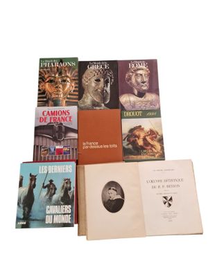 plusieurs livres sont empilés sur une surface blanche