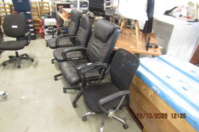 de nombreuses chaises de bureau alignées dans une pièce