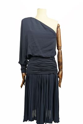 une robe noire sur un mannequin mannequin mannequin mannequin mannequin mannequin mannequin mannequin mannequin mannequin
