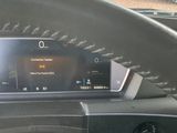 un tableau de bord de voiture équipé d'un écran numérique