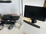 un écran d'ordinateur, un clavier, une souris et un tapis de souris posés sur un bureau