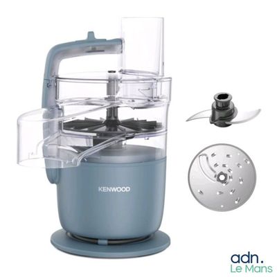 une photo d'un mixeur équipé d'un accessoire de mixage