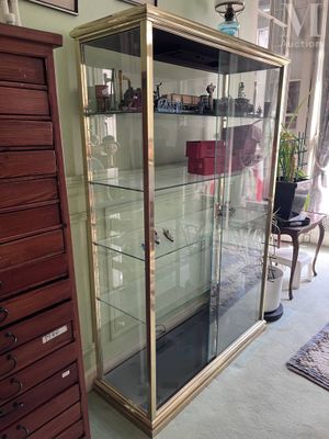 une vitrine en verre dans le coin d'une pièce