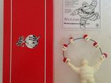 une image représentant une figurine représentant un homme tenant un frisbee devant une boîte rouge
